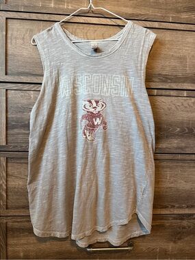 Wisconsin Bucky Badger Sleeveless Tee in Light Gray